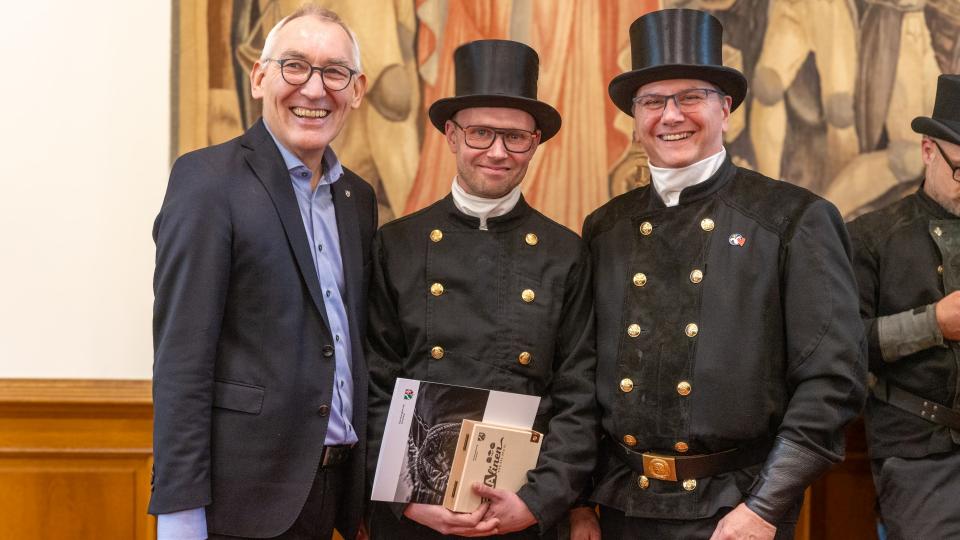 Regierungspräsident Böckelühr im Kreise der bestellten Schornsteinfeger