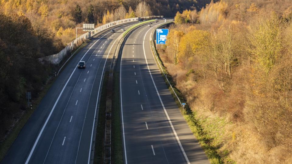 Blick von einer Brücke über eine Autobahn