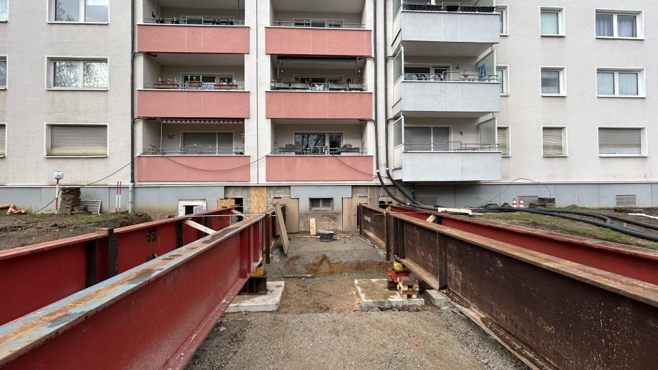 Zur Sicherung eingebautes Stahlträgersystem am Wohngebäude Spervogelweg 26/28 in Essen-Freisenbruch.