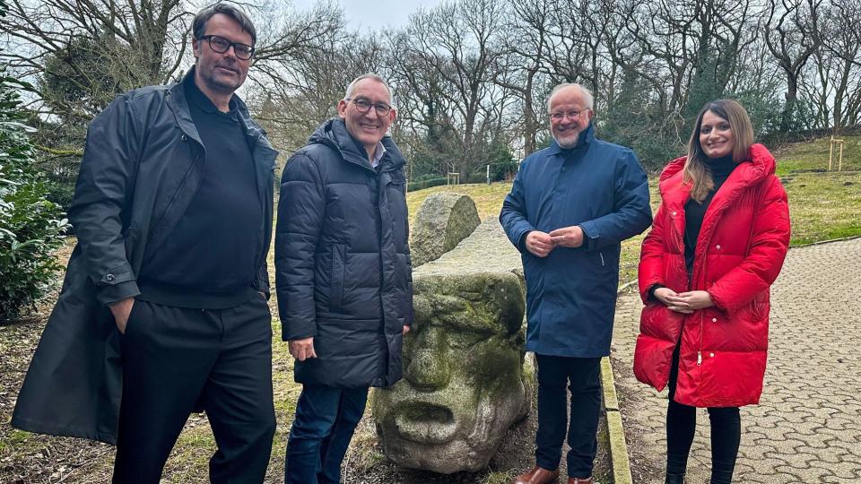 Besichtigung Gethmannschen Garten in Hattingen Blankenstein: Baudezernent Jens Hendrix, Regierungspräsident Heinrich Böckelühr, Bürgermeister Dirk Glaser, Büroleiterin RP Anahita Roßmann.