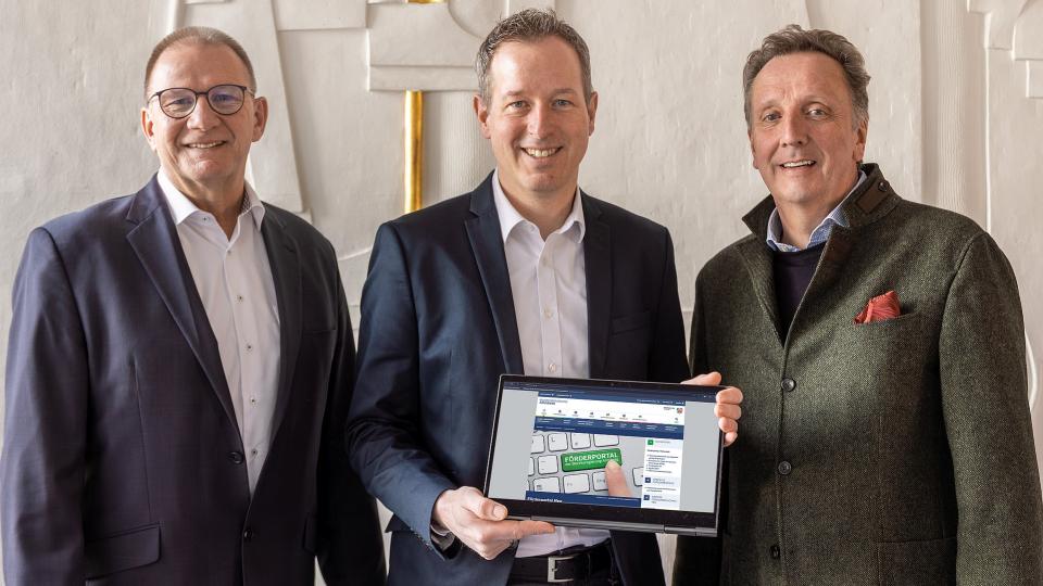 Hauptdezernent Martin Roderfeld (von links nach rechts), Gregor Sänger und Abteilungsleiter Thomas Sommer haben das neue Förderportal vorgestellt.