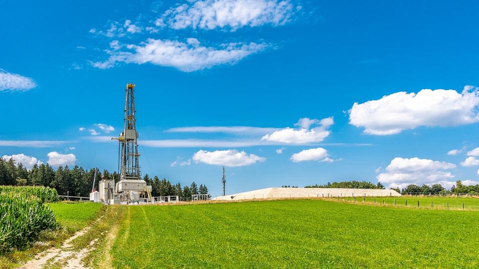 Ein Förderturm auf einem Feld