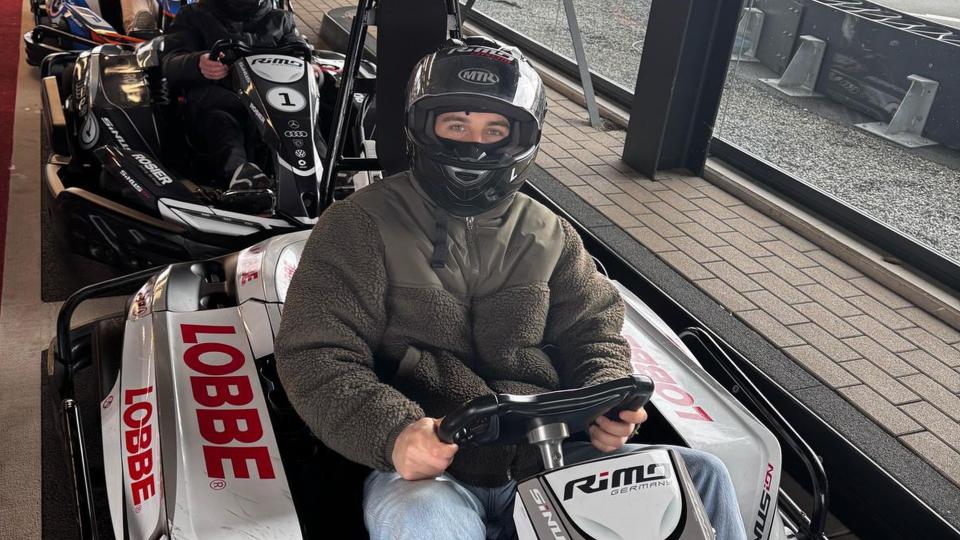 Abgebildet ist eine Person in einem Gokart.