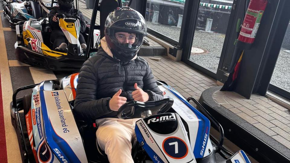 Abgebildet ist eine Person in einem Gokart. 