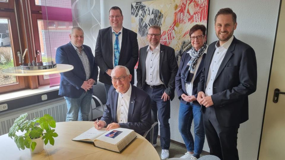 Während des Kommunaldialoges in Erndtebrück kommt Heinrich Böckelühr mit den Kommunalpolitikern Carsten Weyand (FDP), Michael Rothenpieler (SPD), Steffen Haschke (CDU) sowie Kämmerin Petra Göbel und Bürgermeister Henning Gronau (v.l.n.r.) ins Gespräch.