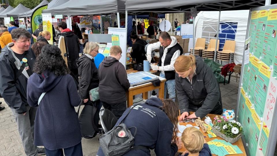 Abgebildet sind Impressionen zu einer Veranstaltung auf dem Drahteselmarkt und dem City-Fest DORTBUNT.