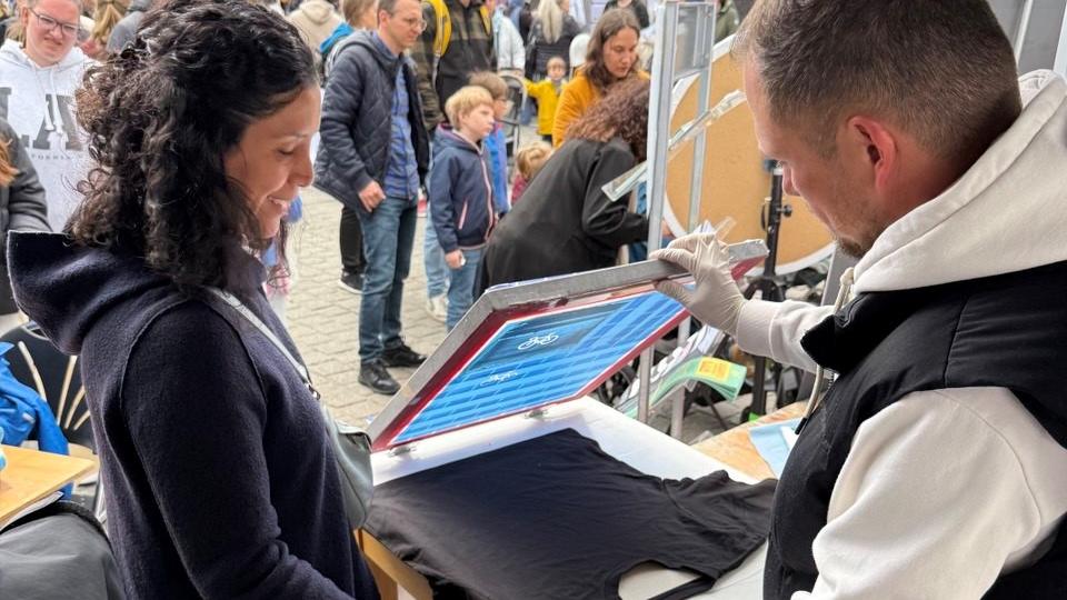 Abgebildet sind Impressionen zu einer Veranstaltung auf dem Drahteselmarkt und dem City-Fest DORTBUNT.