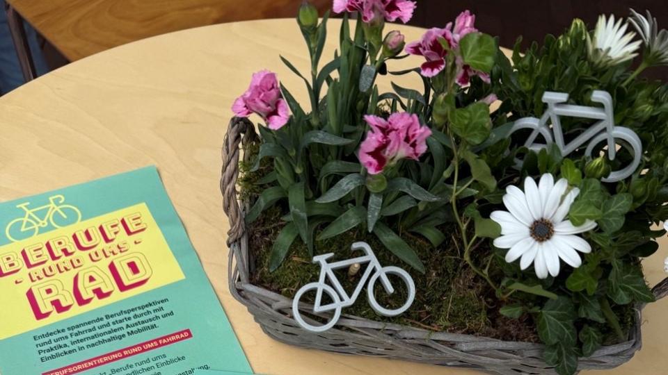 Abgebildet sind Impressionen zu einer Veranstaltung auf dem Drahteselmarkt und dem City-Fest DORTBUNT.