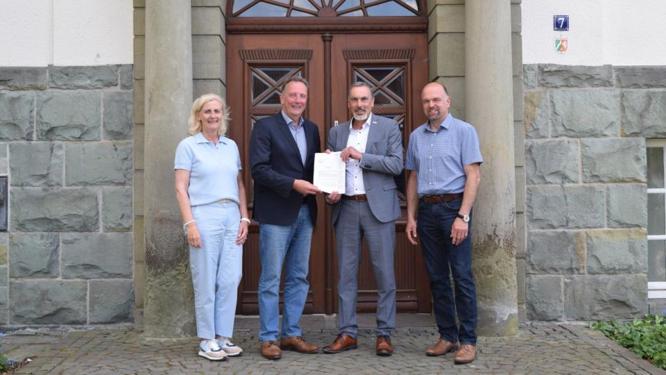 Bauamtsleiterin Elisabeth Goldstein, Leiter der Abteilung für Bauen, Kommunales und Planung der Bezirksregierung Arnsberg Thomas Sommer, Bürgermeister Matthias Lürbke und Abteilungsleiter André Becker bei der Bescheidübergabe