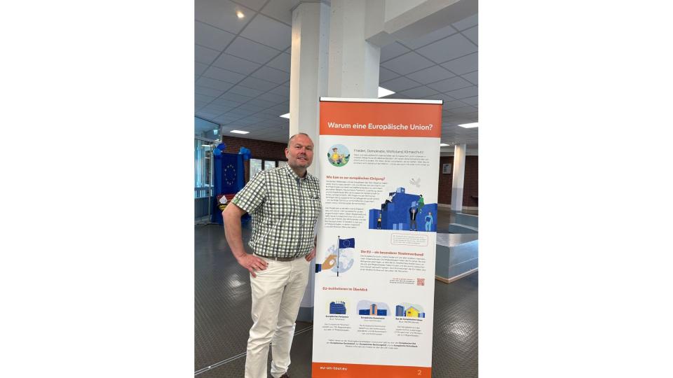 Abgebildet sind Impressionen zu der Wanderausstellung „EU on tour – Die EU auf einen Blick“.