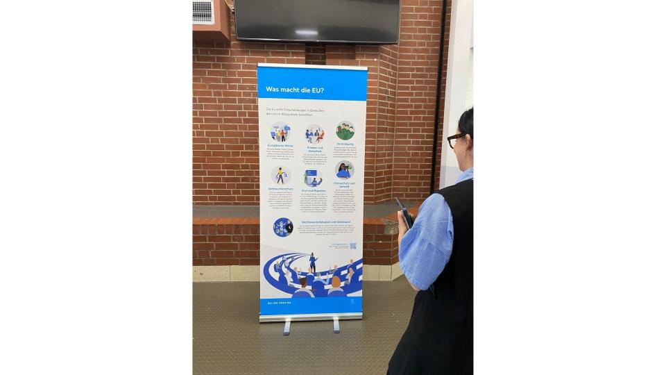 Abgebildet sind Impressionen zu der Wanderausstellung „EU on tour – Die EU auf einen Blick“.