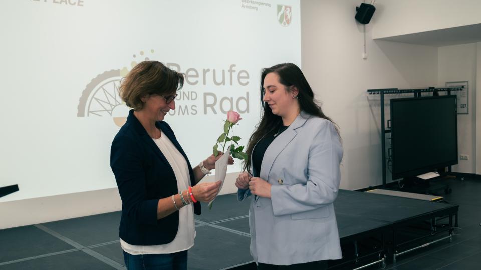 Abgebildet sind Impressionen zur Preisverleihung im internationalen Logowettbewerb „Berufe rund ums Rad“.