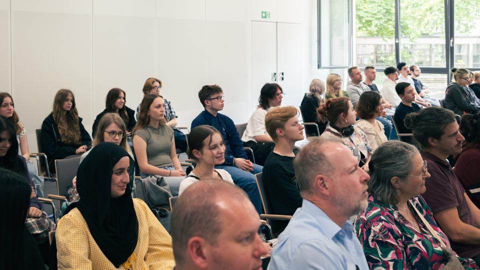 Abgebildet sind Impressionen zur Preisverleihung im internationalen Logowettbewerb „Berufe rund ums Rad“.
