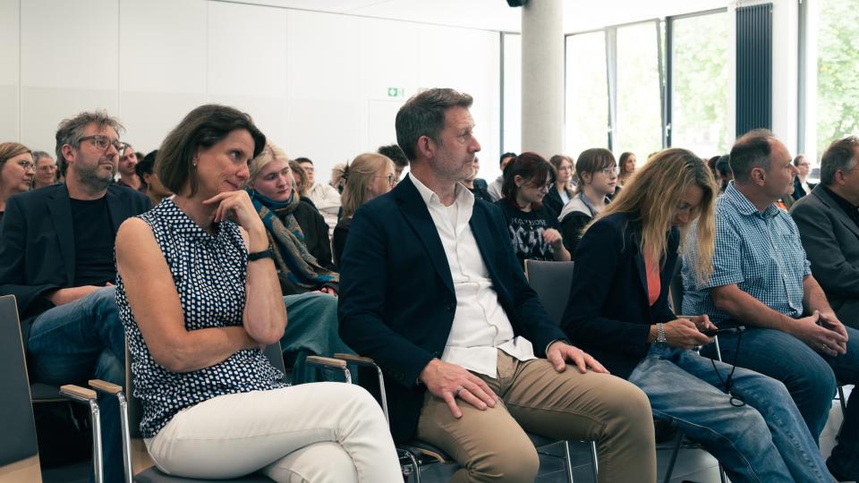 Abgebildet sind Impressionen zur Preisverleihung im internationalen Logowettbewerb „Berufe rund ums Rad“.