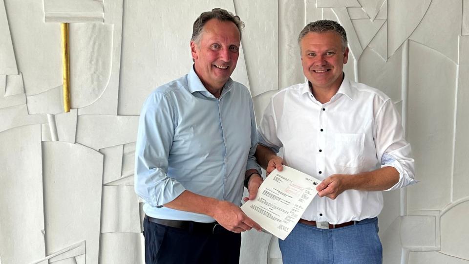 Thomas Sommer, Bezirksregierung Arnsberg (links), und Bürgermeister Thomas Grosche (rechts).