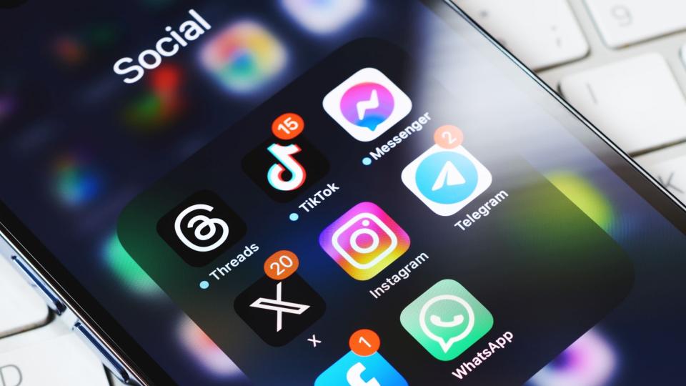 Abgebildet sind mehrere Social-Media-Apps auf einem Handy.