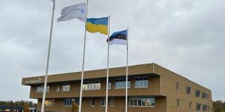 Abgebildet ist das Gebäude und die Flagge der Ukraine sowie der von Estland. 