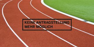 Abgebildet ist ein Teil einer Leichtathletiklaufbahn. Mitten im Bild steht: "Keine Antragstellung mehr möglich". 