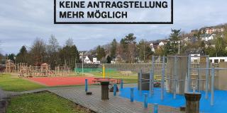 Abgebildet ist ein öffentlicher Spielplatz. Oben im Bild steht: "Keine Antragstellung mehr möglich".