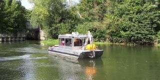 Ein Boot befährt einen Fluss