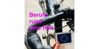 Abgebildet ist ein Fahrrad und eine Person, die einen Zettel mit der EU-Flagge in der Hand hält. Im Vordergrund steht: "Berufe rund ums Rad". 