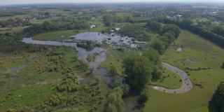 Luftbild einer Flusslandschaft mit Überflutungen