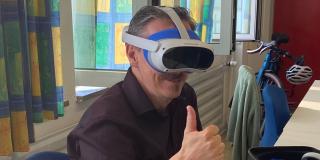Eine Person mit VR-Brille zeigt einen Daumen hoch