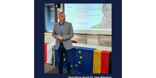 Abgebildet ist Herr Dr. Uwe Wiemann, Schulleiter des Karl-Schiller-Berufskollegs.
