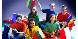 Jugendliche mit Fahnen verschiedener Nationen