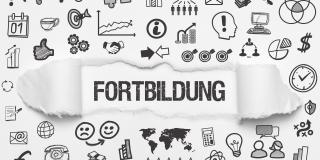 Das Wort Fortbildung auf einem weißen Papier mit vielen verschiedenen Symbolen.