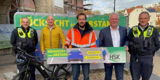 Abgebildet sind von links nach rechts Oliver Köcher (Bezirksbeamter), Hubert Aßhauer (Stadt Marsberg), Christoph Hester (Radverkehrsbeauftragter des HSK), Bürgermeister Thomas Schröder und Hubertus Agel (Bezirksbeamter).
