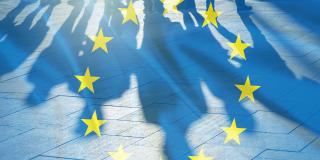 Die EU-Sterne vor dem Schattenwurf verschiedener Personen.