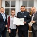 Polizeihauptmeister Andre Franzisko (2.v.r.) mit seiner Partnerin Nina Bertram, Regierungsvizepräsident Volker Milk (li.) und Bürgermeister Ralf Paul Bittner