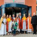 Die Sternsinger*innen der Arnsberger Propsteigemeinde mit Regierungspräsident Hans-Josef Vogel (hinten Mitte rechts) und Regierungsvizepräsident Volker Milk (hinten Mitte links)