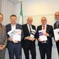 v.l.n.r. Ferdinand Aßhoff (Bezirksregierung Arnsberg) und die Bürgermeister Thomas Grosche (Stadt Medebach), Stephan Kersting (Gemeinde Eslohe), Wolfgang Fischer (Stadt Olsberg), Christof Sommer (Stadt Lippstadt)