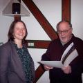 Dezernentin Louisa Wyneken übergibt dem Vorsitzenden der Teilnehmergemeinschaft Hartmut Koppe die Schlussfeststellung