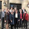 Das neue Schulleitungsduo der Grundschule unter dem Regenbogen in Meschede - Tanja Wichmann und Susanne Leeuw (vorne, 2. und 3. von links) mit den Mitarbeiter*innen aus dem Schulministerium, der Bezirksregierung und des Schulamtes.