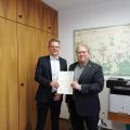 v.l.n.r. Markus Coerdt (Bezirksregierung Arnsberg) und Andreas Fresen (Beigeordneter der Gemeinde Ense) (Foto: Gemeinde Ense)