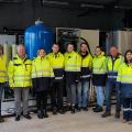 Die Exkursionsteilnehmer*innen und Reinhard Pape (3.v.li.) vor der Sickerwasserbehandlungsanlage auf der Zentralen Reststoffdeponie (ZRD) in Meschede-Frielinghausen