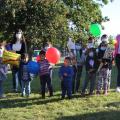 Die ersten in der ZUE Möhnesee beschulten Kinder mit ihren Lehrerinnen Arzu Akkaya (links) und Nele Dönneweg (rechts).