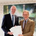 Bürgermeister Stefan Hundt (links) und Ferdinand Aßhof, Leiter der Abteilung Regionale Entwicklung bei der Bezirksregierung Arnsberg