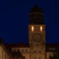 Während der Orange Days ab dem 25. November werden täglich zwischen 17 und 22 Uhr acht Fenster des Turms am Hauptgebäude der Bezirksregierung in Arnsberg orange beleuchtet.