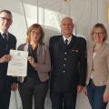 v.l.n.r. Mario Rosenkranz (Leiter der Berufsfeuerwehr Witten), Monika Rademacher (Bezirksregierung Arnsberg), Frank Stinshoff (Schulleiter), Dr. Anja Lackner (Bezirksregierung Arnsberg)