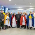 Die Sternsinger der Arnsberger Propsteigemeinde mit der Behördenleitung der Bezirksregierung bei ihrem Besuch am 8. Januar.