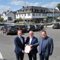 (v.li.) Ferdinand Aßhoff, Leiter der Abteilung Regionale Entwicklung, Kommunalaufsicht und Wirtschaft bei der Bezirksregierung Arnsberg, mit Bürgermeister Wolfgang Fischer und Hubertus Schulte, Leiter des Fachbereichs Bauen und Stadtentwicklung