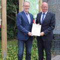 v.l.n.r. Ferdinand Aßhoff (Bezirksregierung Arnsberg) und Bürgermeister Stephan Kerstin