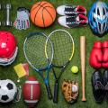 Abgebildet sind Sportgeräte und Sportkleidung aus unterschiedlichsten Sportarten.