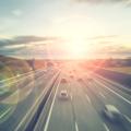 Ein leicht verzerrter Autobahnabschnitt, auf dem einige Autos fahren. 