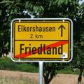 Ein in ländlicher Region stehendes Ortsausgangsschild. Der Ort Friedland endet hier und in zwei Kilometern Entfernung beginnt der Ort Elkershausen. 