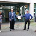 (v.l.) Stadtplanerin Birgit Rindel, Regierungspräsident Hans-Josef Vogel, Bürgermeister Dr. Roland Schröder und Baudezernent Frank Wagenbach bei der Übergabe des Förderbescheids vor dem Bürgersaalgebäude 